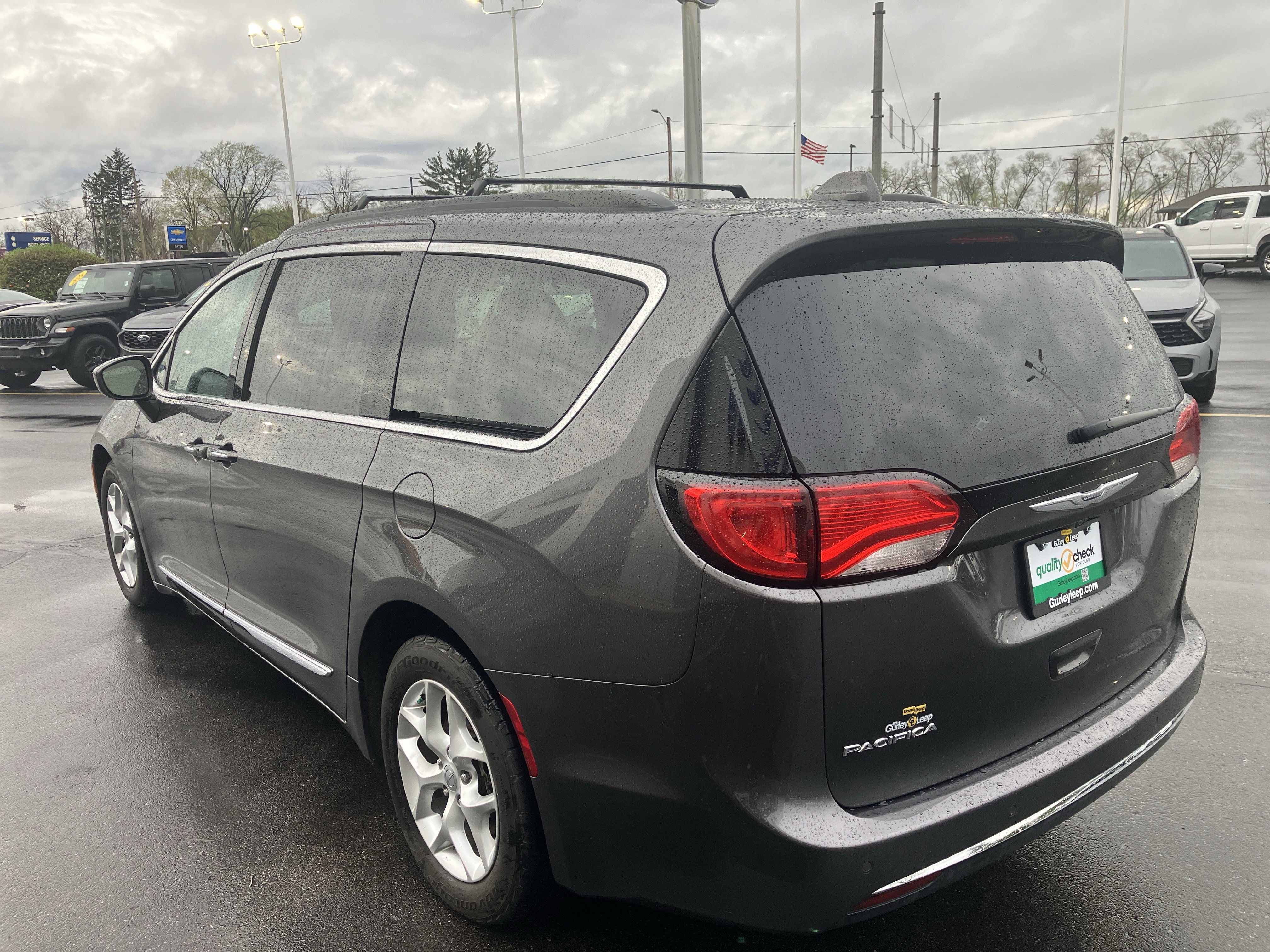 Used 2017 Chrysler Pacifica Touring-L w/ Tire & Wheel Group image 5