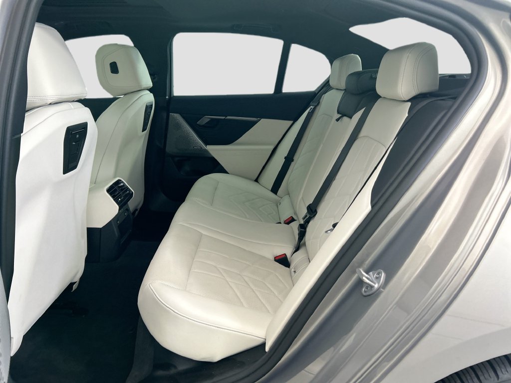 Used 2025 BMW 530i w/ Premium Package RWD image 18