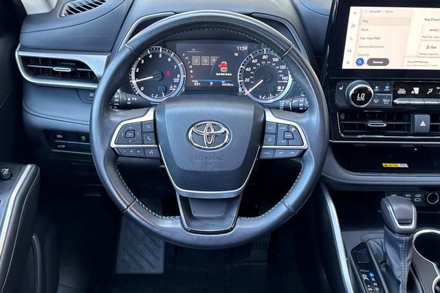 Used 2023 Toyota Highlander XLE FWD image 16