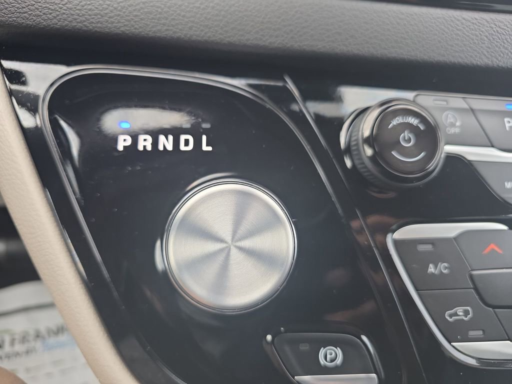 Used 2024 Chrysler Pacifica Touring-L FWD image 19