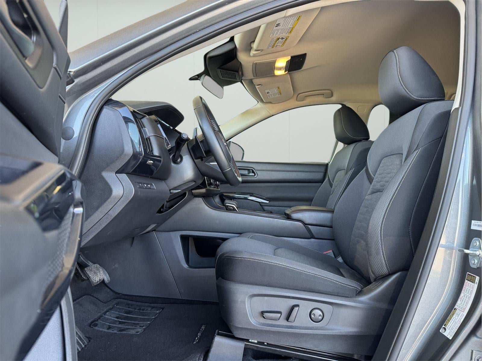 Used 2025 Nissan Pathfinder SV FWD image 11