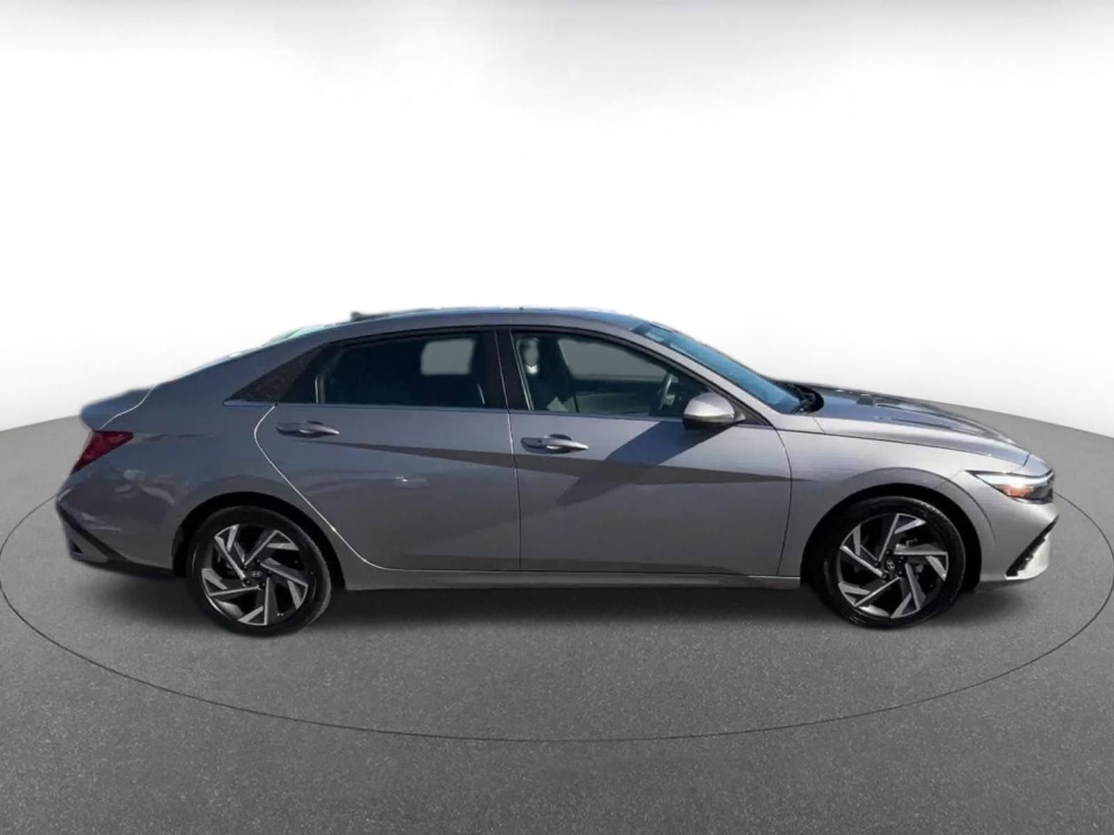 Used 2025 Hyundai Elantra SEL image 16