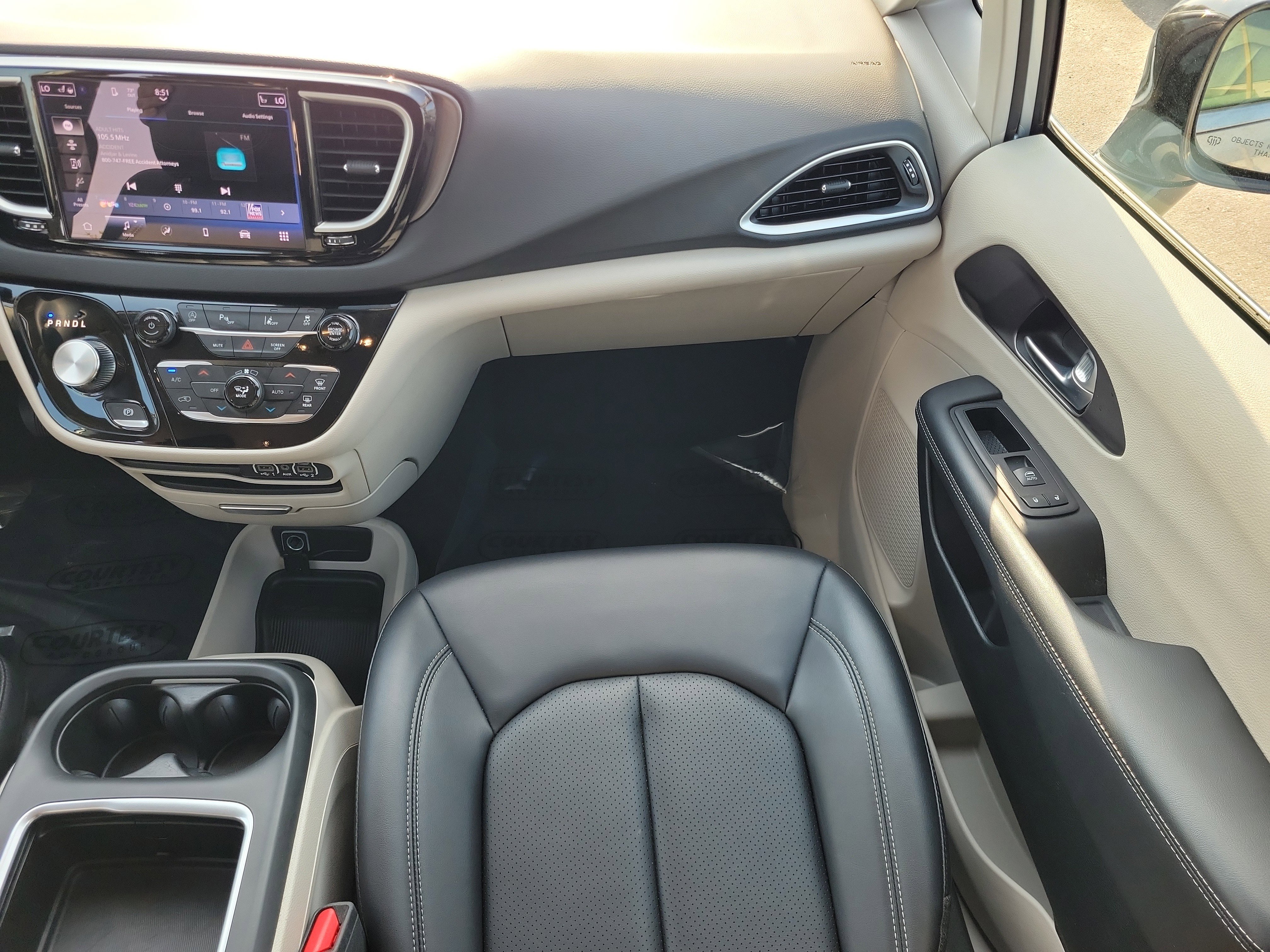 Used 2024 Chrysler Pacifica Touring-L image 18