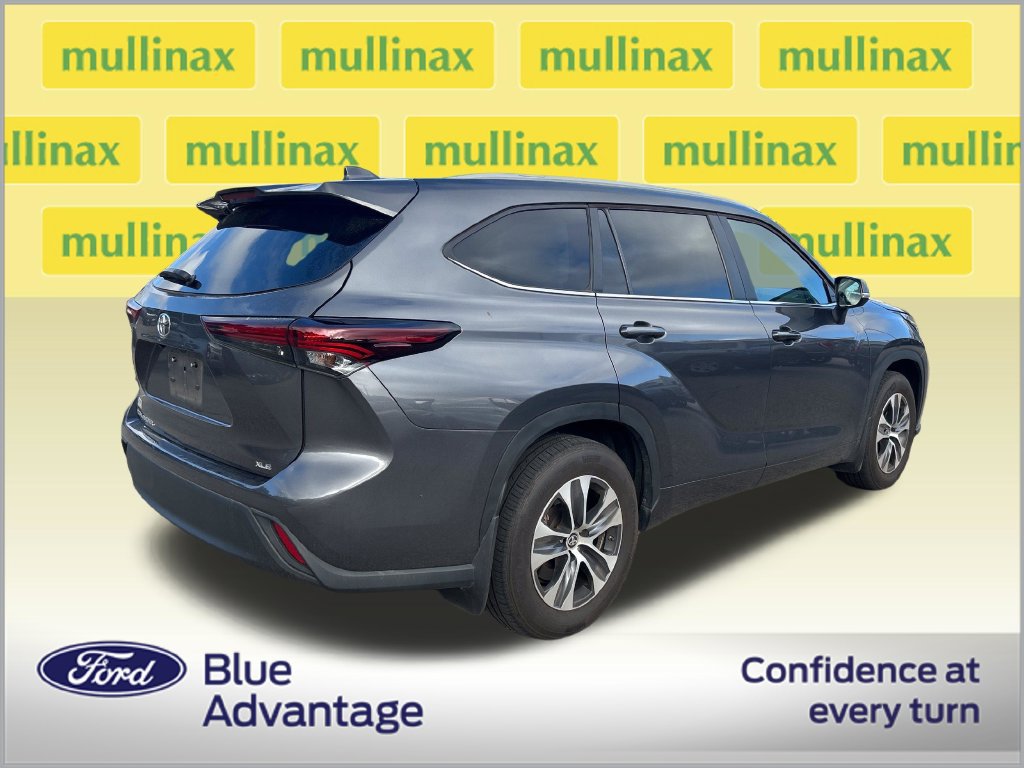 Used 2024 Toyota Highlander XLE FWD image 2