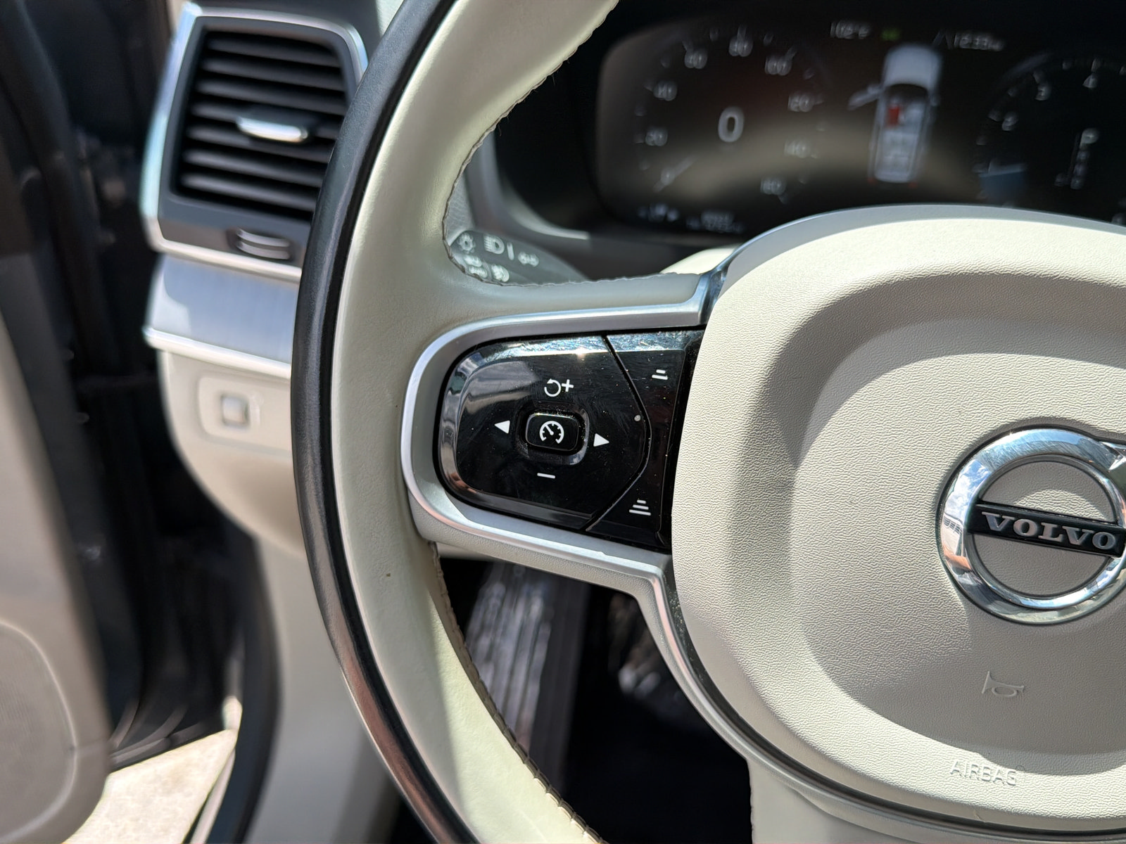 Used 2022 Volvo XC90 T5 Momentum FWD image 18