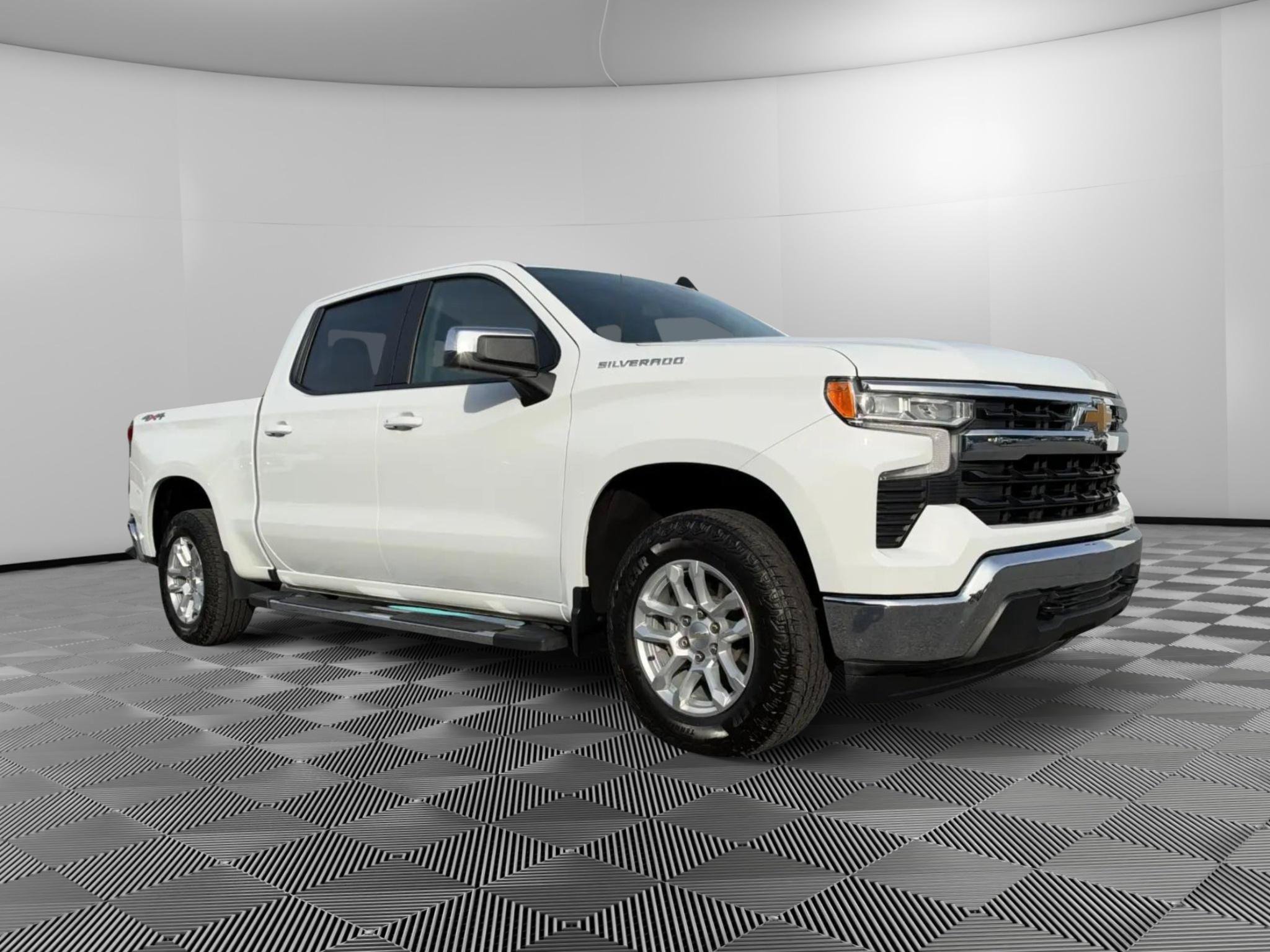 Used 2023 Chevrolet Silverado 1500 LT AWD/4WD image 2