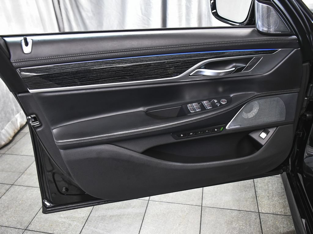 Used 2022 BMW M760i xDrive w/ Luxury Rear Seating Package AWD/4WD image 9