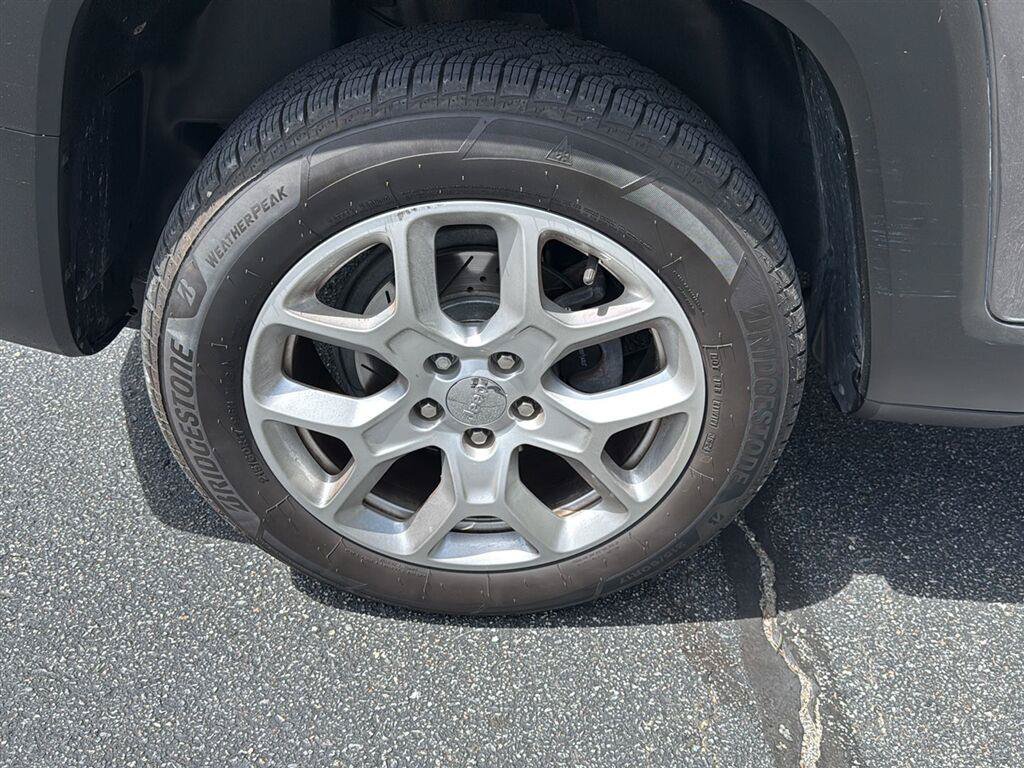 Used 2017 Jeep Renegade Latitude AWD/4WD image 39