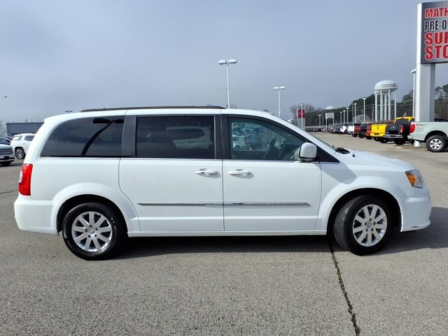 Used 2015 Chrysler Town & Country Touring image 2