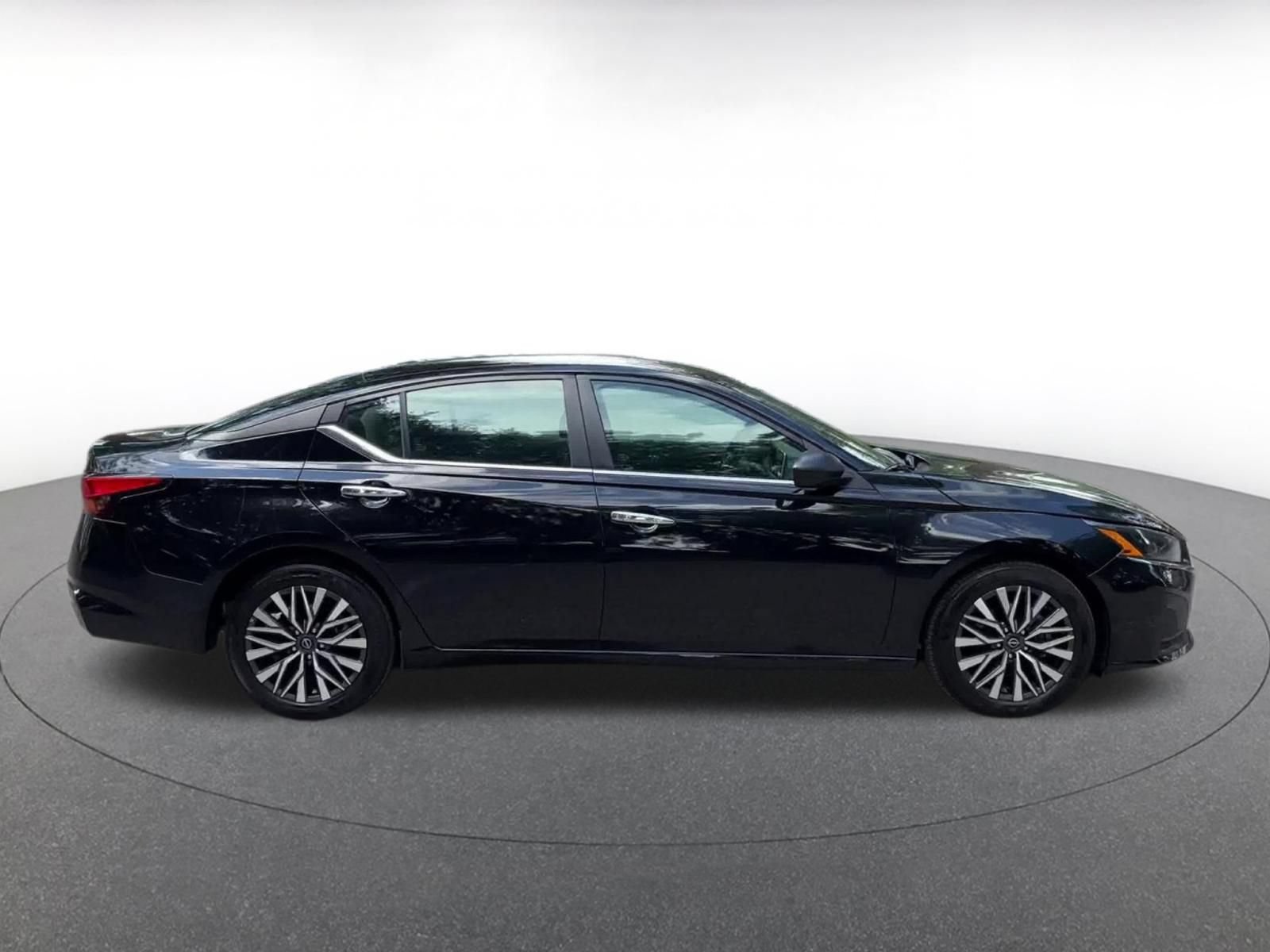 Used 2025 Nissan Altima 2.5 SV FWD image 25