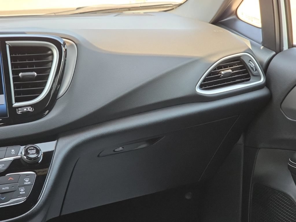 New 2027 Chrysler Pacifica LX FWD image 32