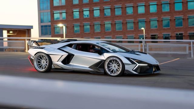 Used 2025 Lamborghini Revuelto AWD/4WD image 3