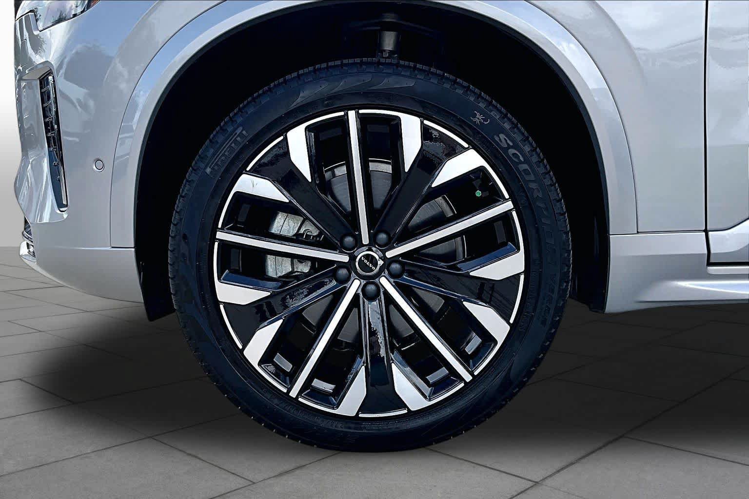 Used 2025 Volvo XC90 B5 Plus AWD/4WD image 11