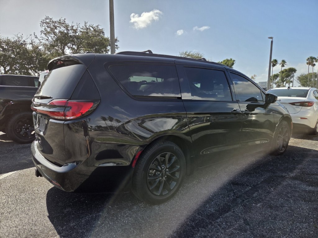 Used 2021 Chrysler Pacifica Touring-L w/ S Appearance Package FWD image 5