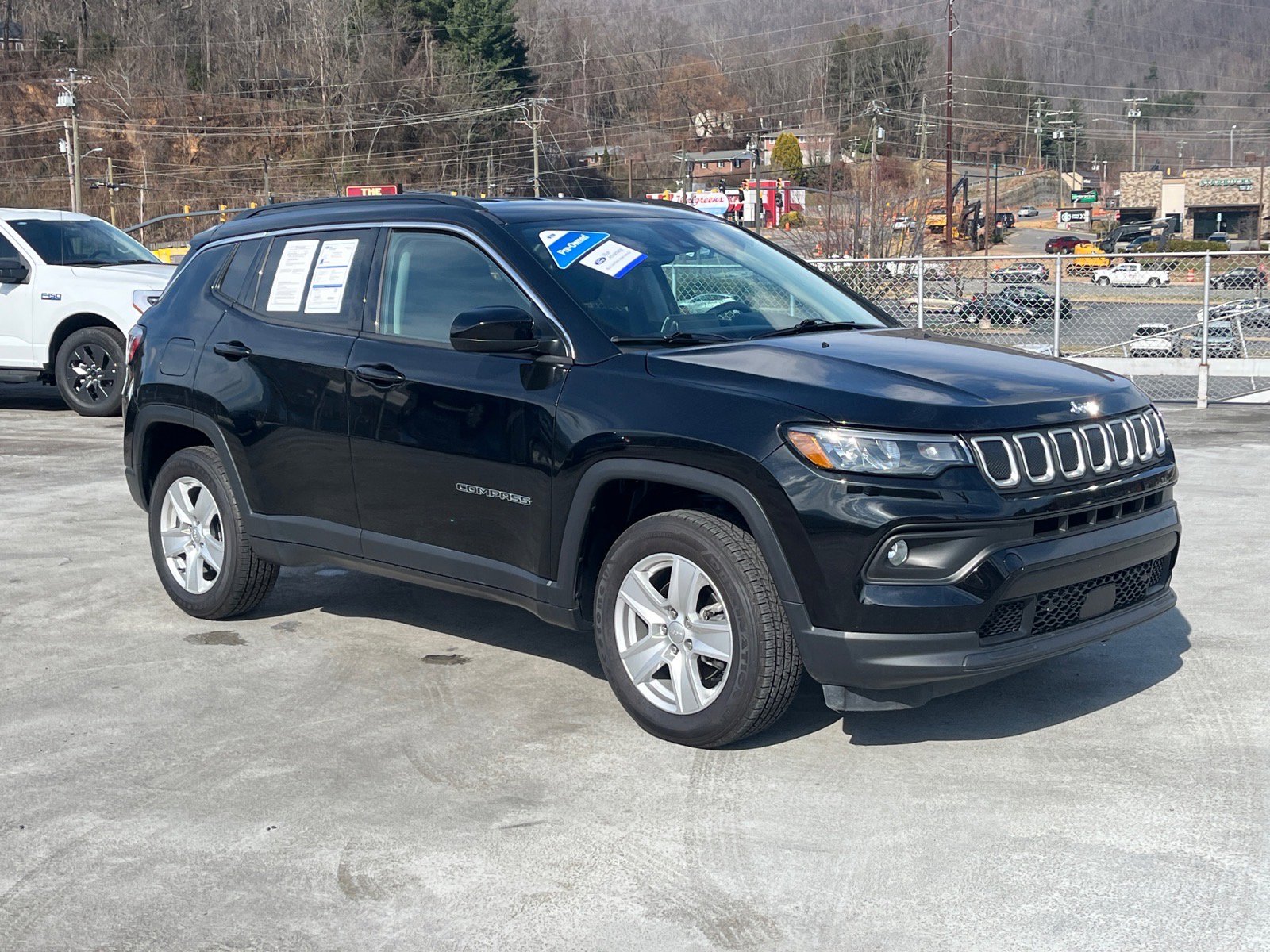 Used 2022 Jeep Compass Latitude image 1
