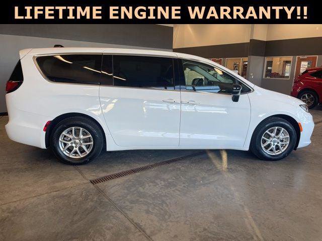 Certified 2024 Chrysler Pacifica Touring-L image 9