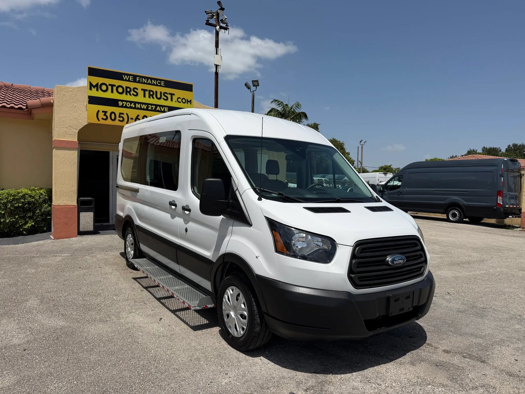 Used 2019 Ford Transit 150 XL RWD image 9