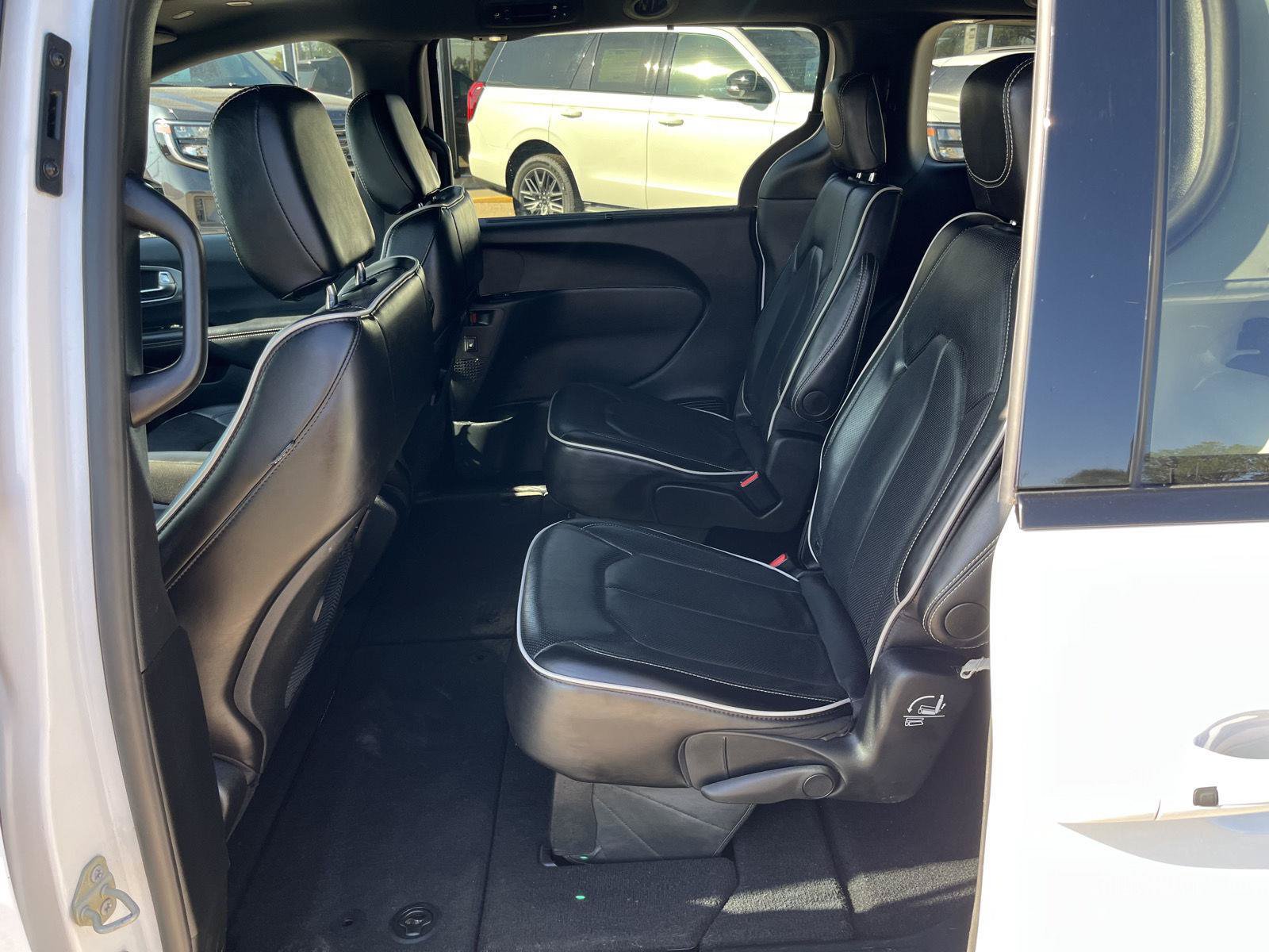 Used 2025 Chrysler Pacifica Limited FWD image 11