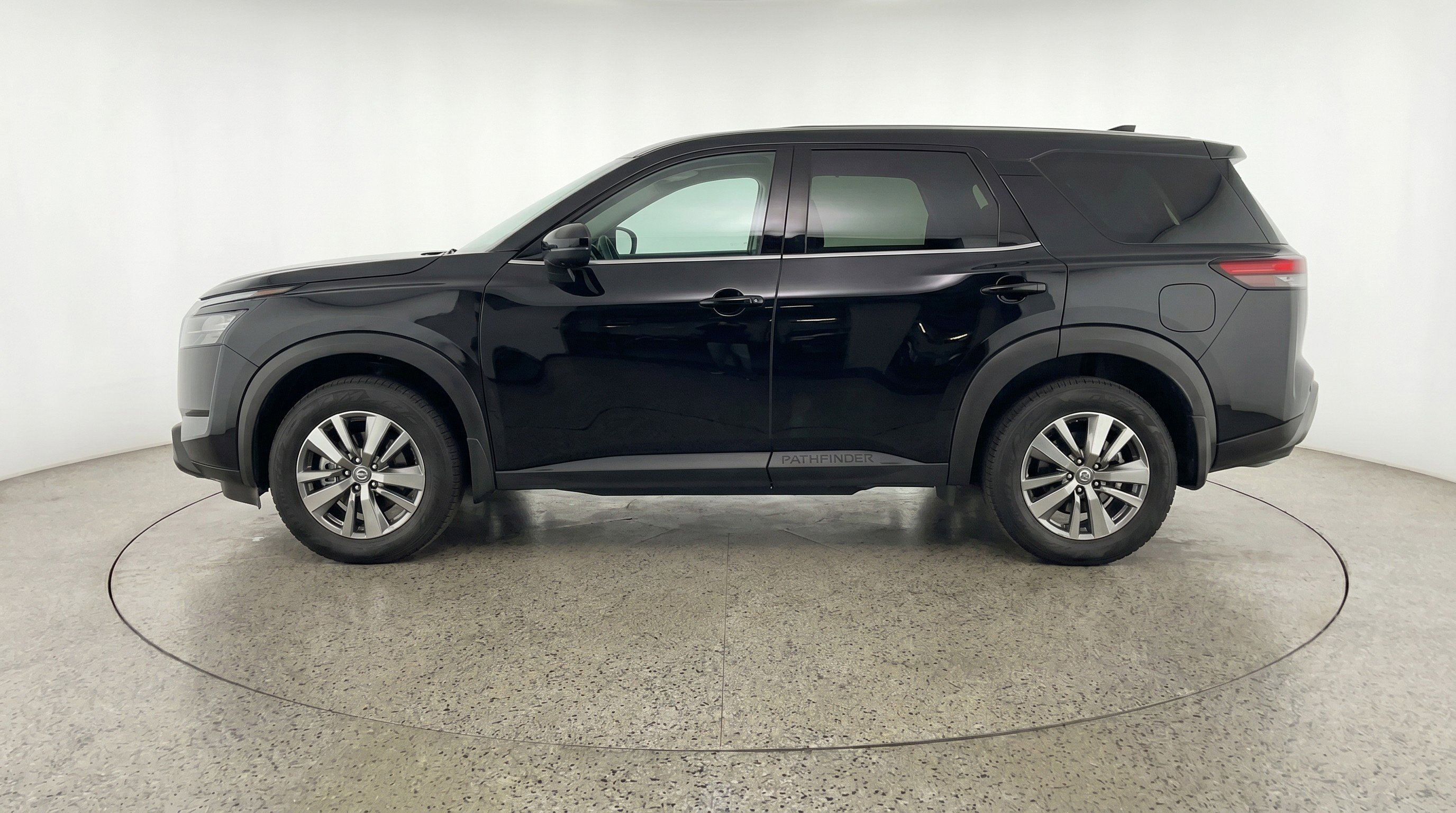 Used 2025 Nissan Pathfinder SV FWD image 5