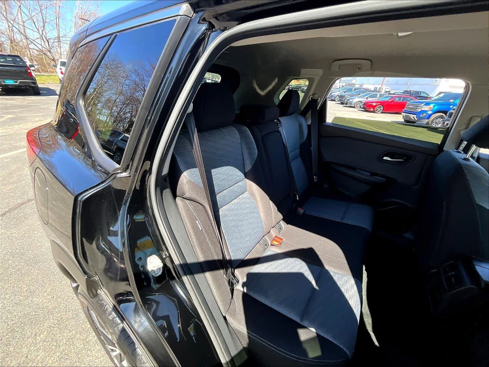 Used 2023 Nissan Rogue SV AWD/4WD image 15