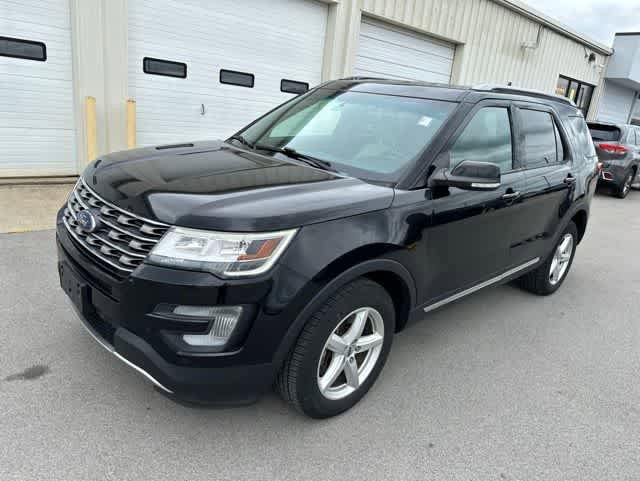 Used 2017 Ford Explorer XLT w/ Equipment Group 202A AWD/4WD image 2
