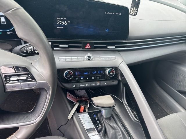Used 2023 Hyundai Elantra SEL w/ Convenience Package image 3