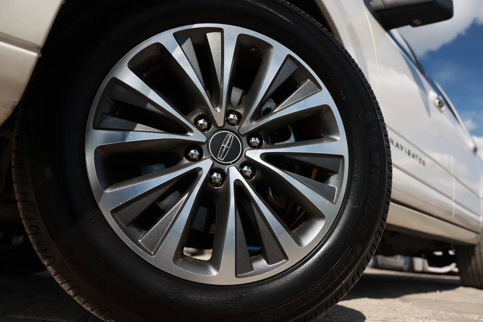 Used 2015 Lincoln Navigator L 2WD image 28