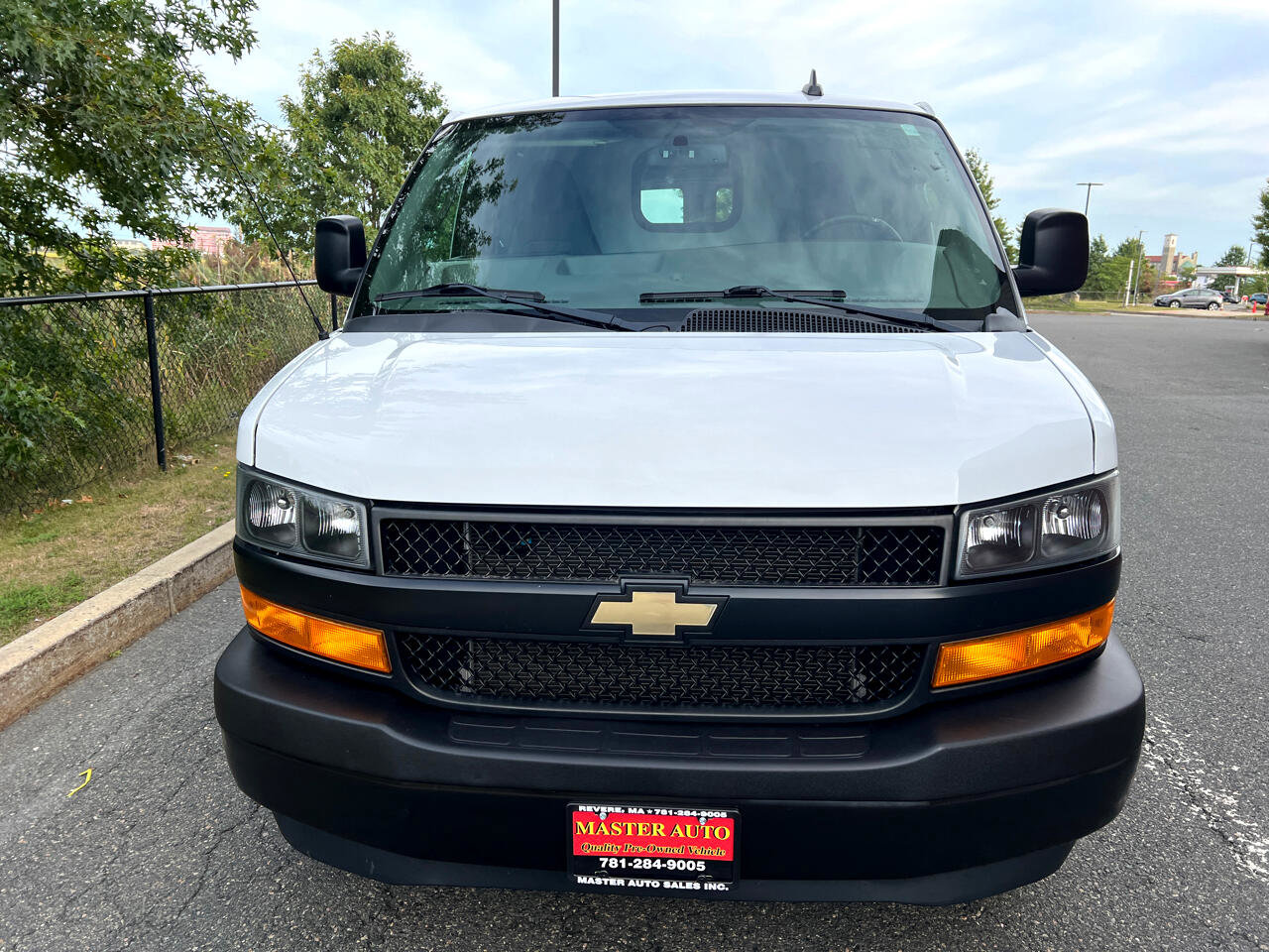 Used 2018 Chevrolet Express 2500 image 2