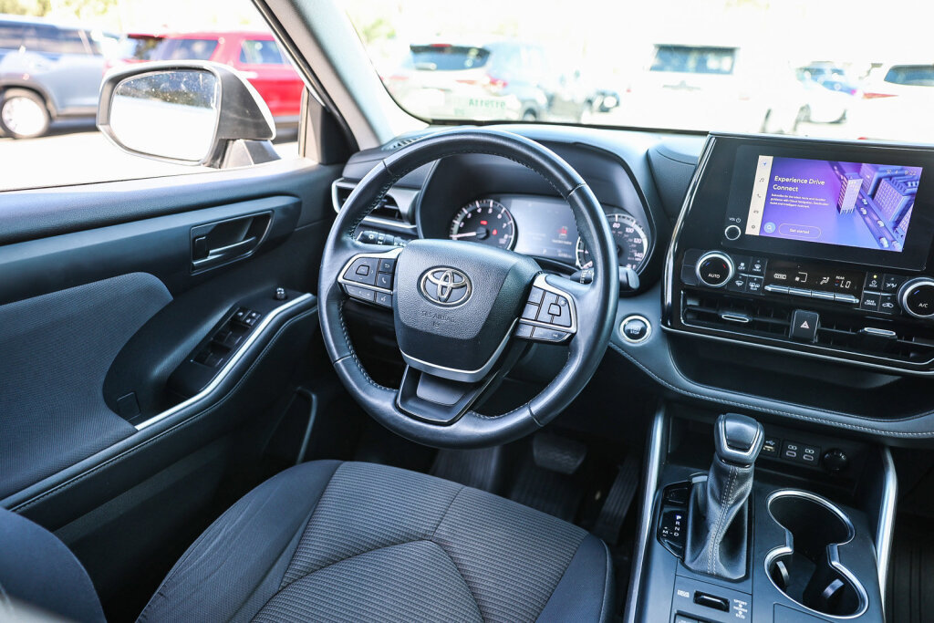 Used 2023 Toyota Highlander LE AWD/4WD image 4