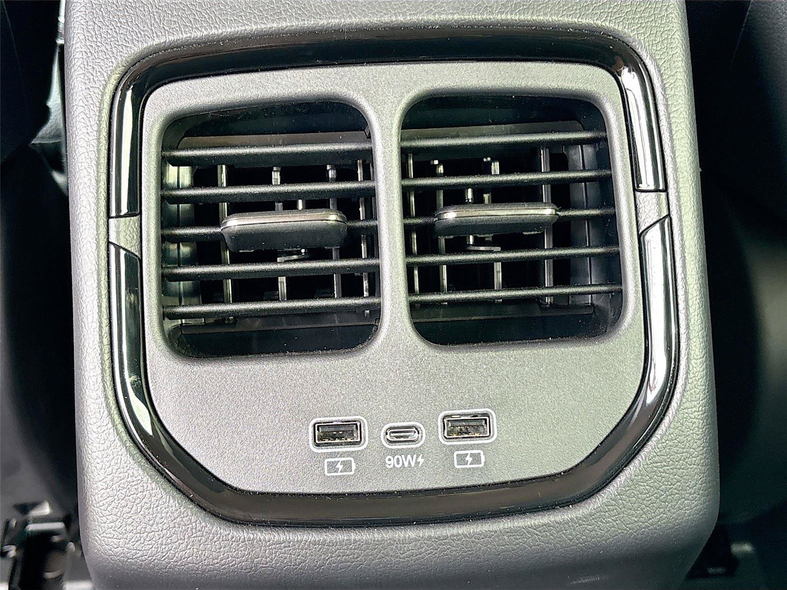 New 2025 VinFast VF 8 Eco AWD/4WD image 24