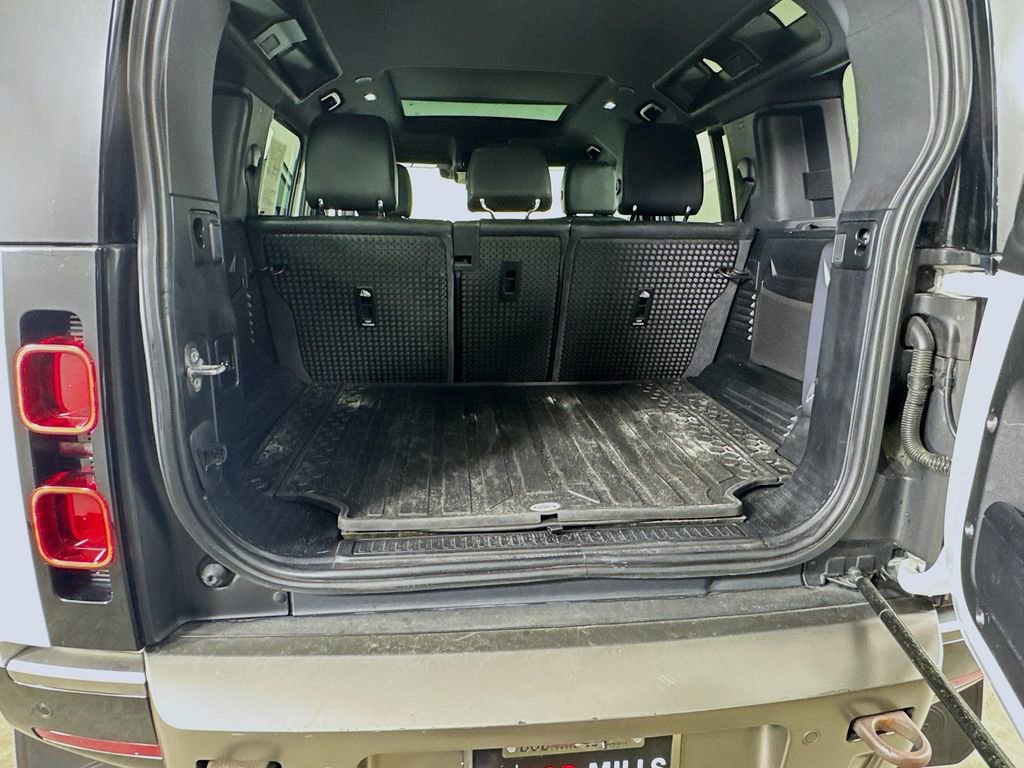 Used 2021 Land Rover Defender 110 X-Dynamic SE AWD/4WD image 26