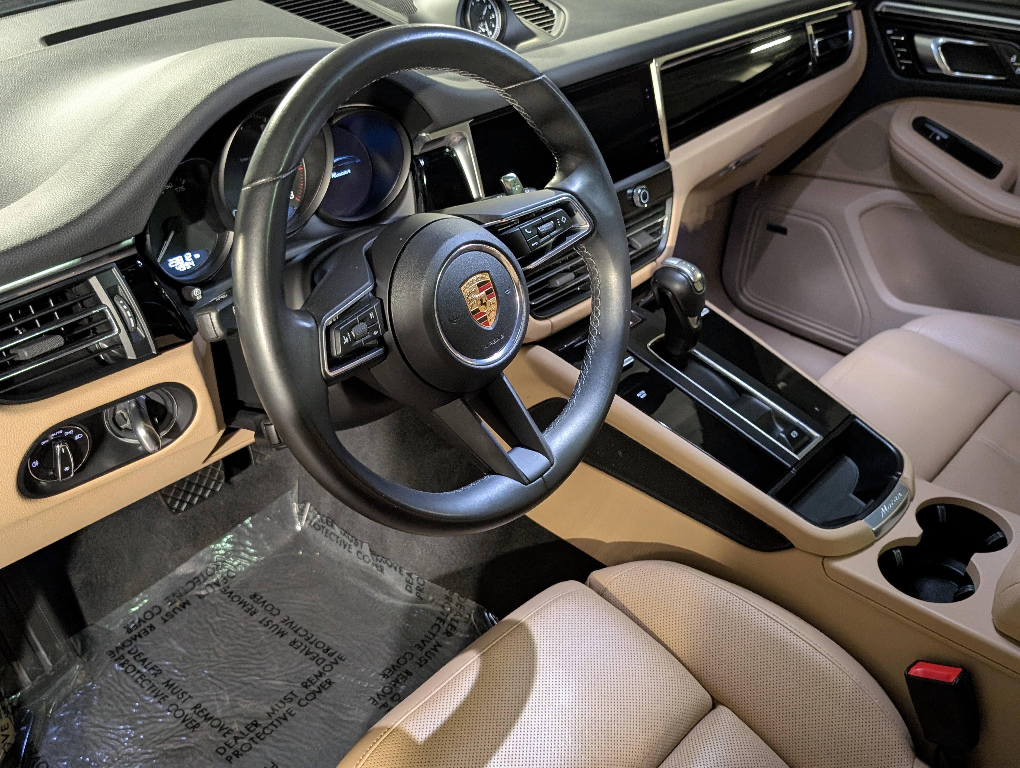 Certified 2023 Porsche Macan image 4
