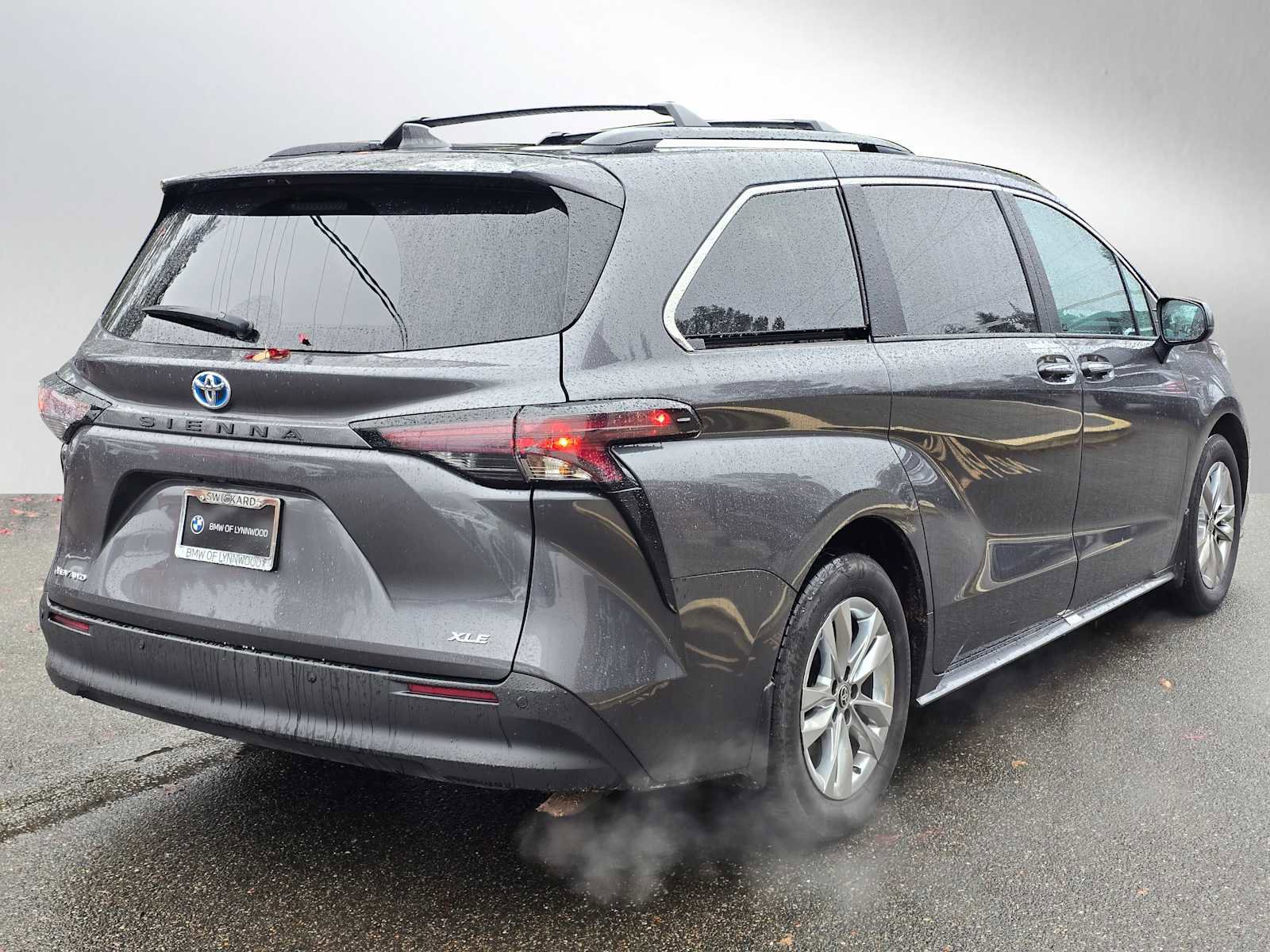 Used 2025 Toyota Sienna XLE image 3