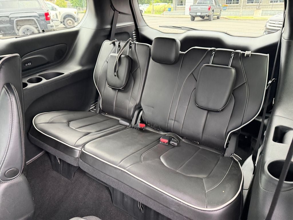Used 2023 Chrysler Pacifica Limited w/ Uconnect Theater Family Group FWD image 33