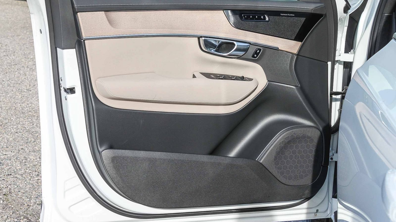 New 2026 Volvo XC90 T8 Plus w/ Protection Package Premier AWD/4WD image 23