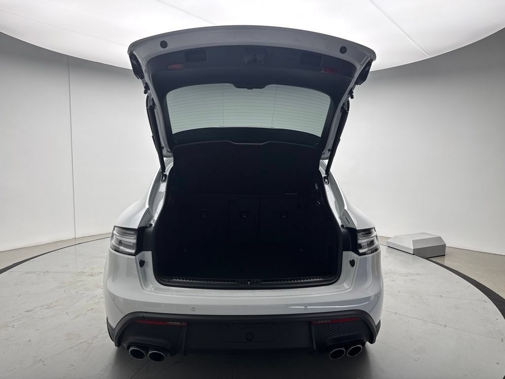 Certified 2022 Porsche Macan S AWD/4WD image 5