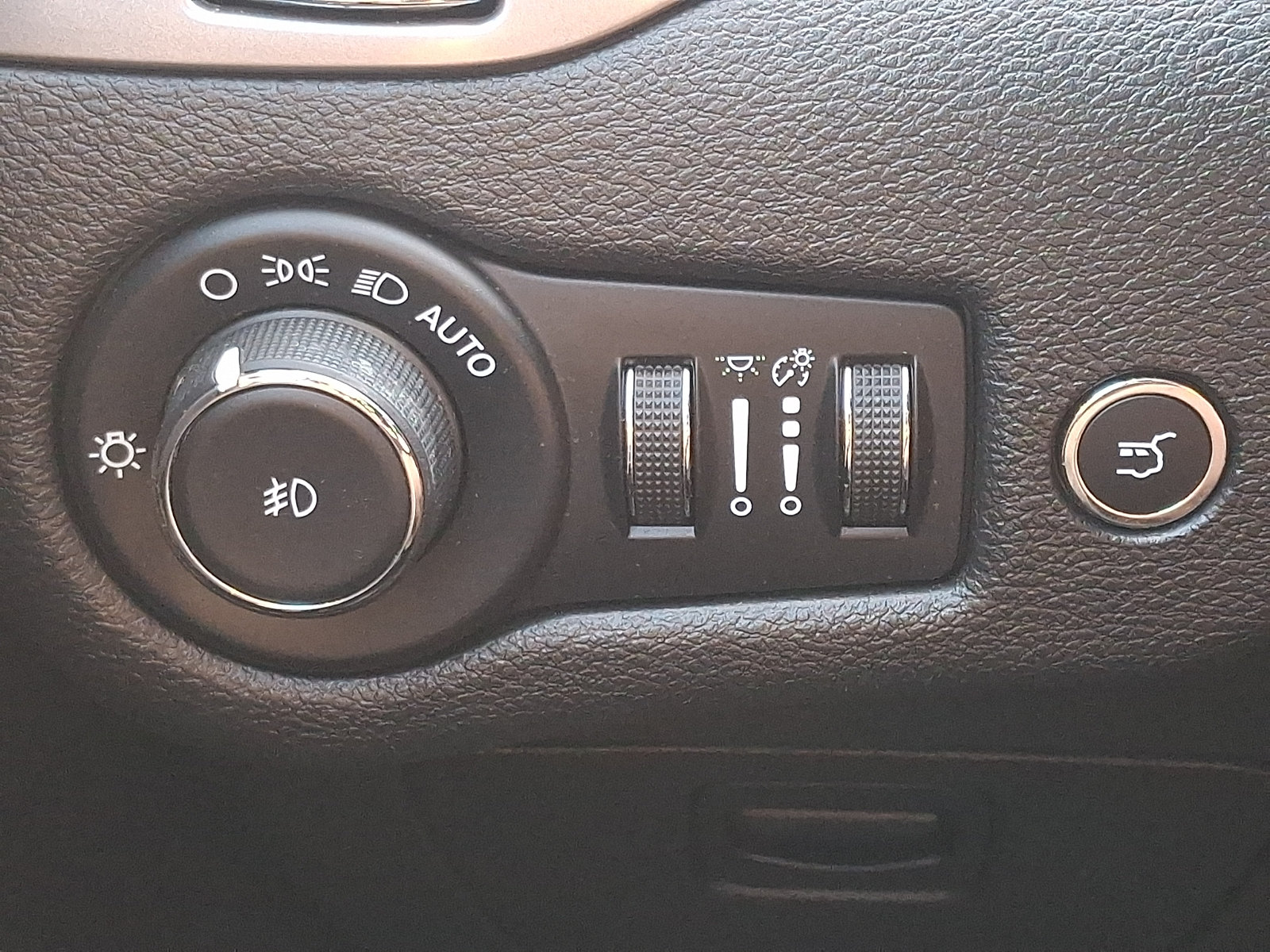 Used 2021 Jeep Cherokee Latitude Lux w/ Comfort/Convenience Group AWD/4WD image 26