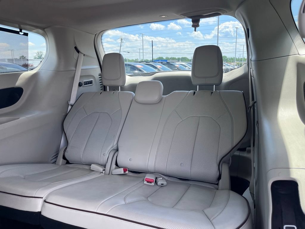 Used 2019 Chrysler Pacifica Limited w/ Tire & Wheel Group FWD image 24