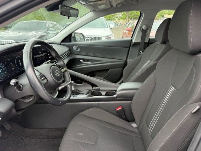 Used 2023 Hyundai Elantra SEL w/ Convenience Package FWD image 3