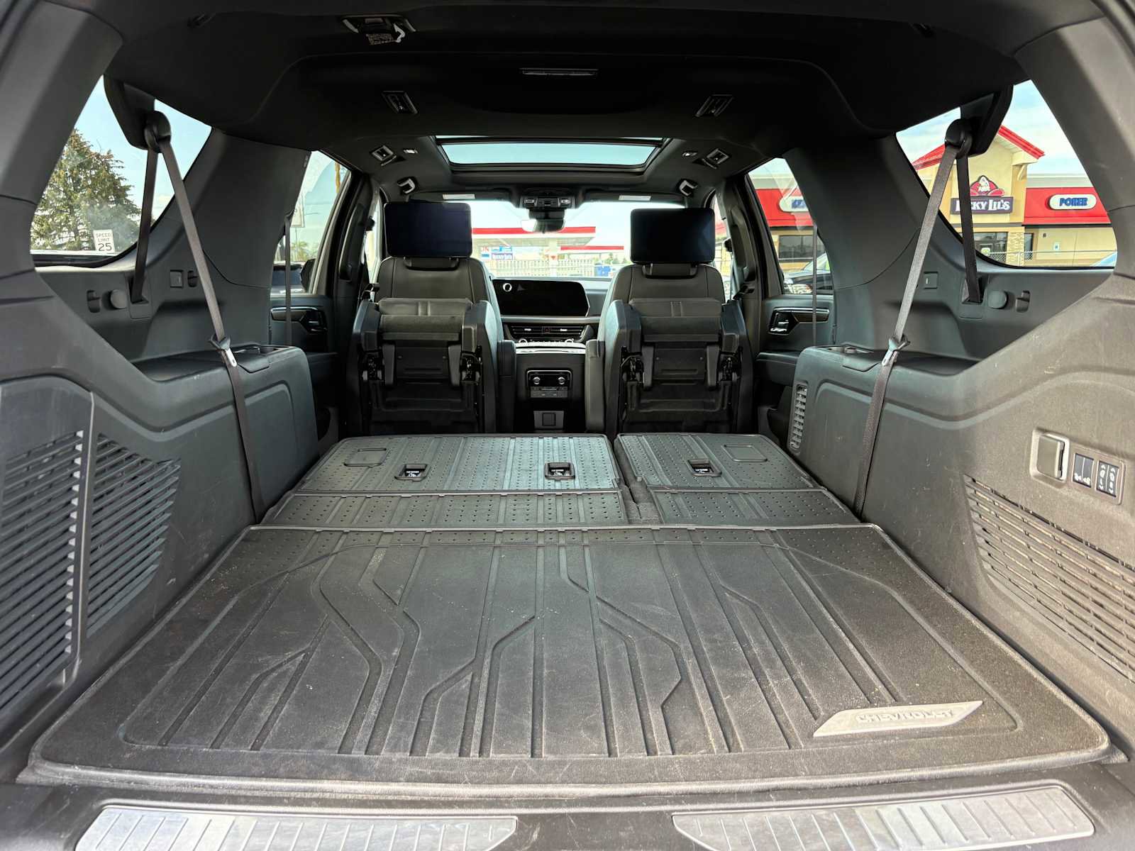 Used 2025 Chevrolet Suburban High Country AWD/4WD image 8