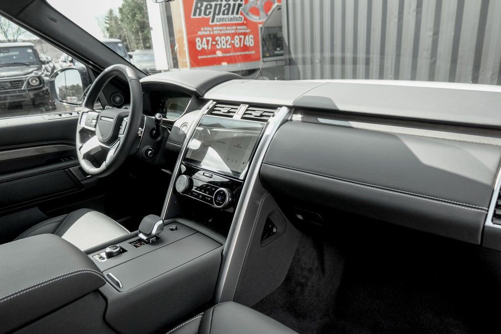 Used 2025 Land Rover Discovery Metropolitan Edition AWD/4WD image 22