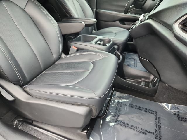 Used 2025 Chrysler Pacifica Select FWD image 24