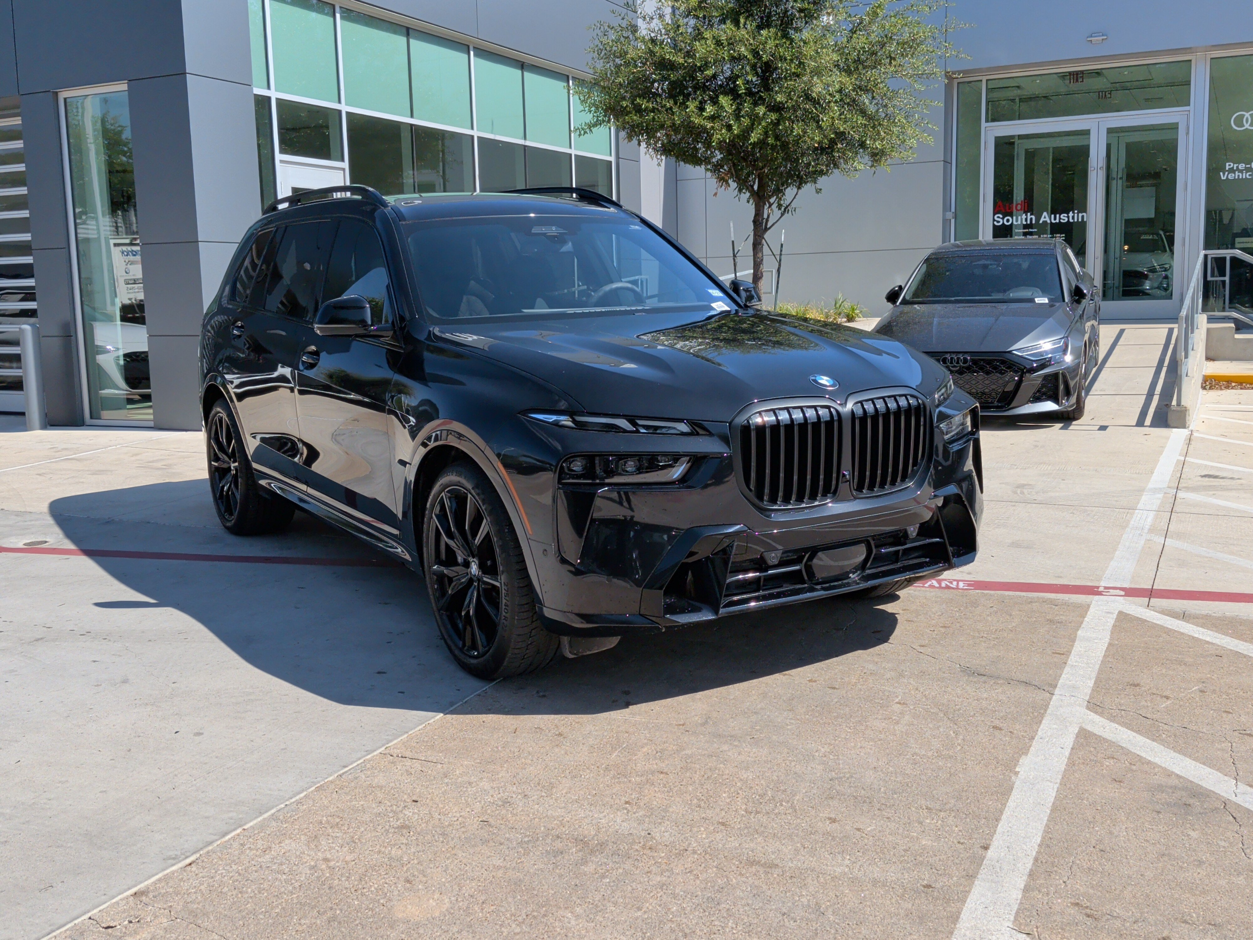 Used 2024 BMW X7 xDrive40i w/ M Sport Package AWD/4WD image 2