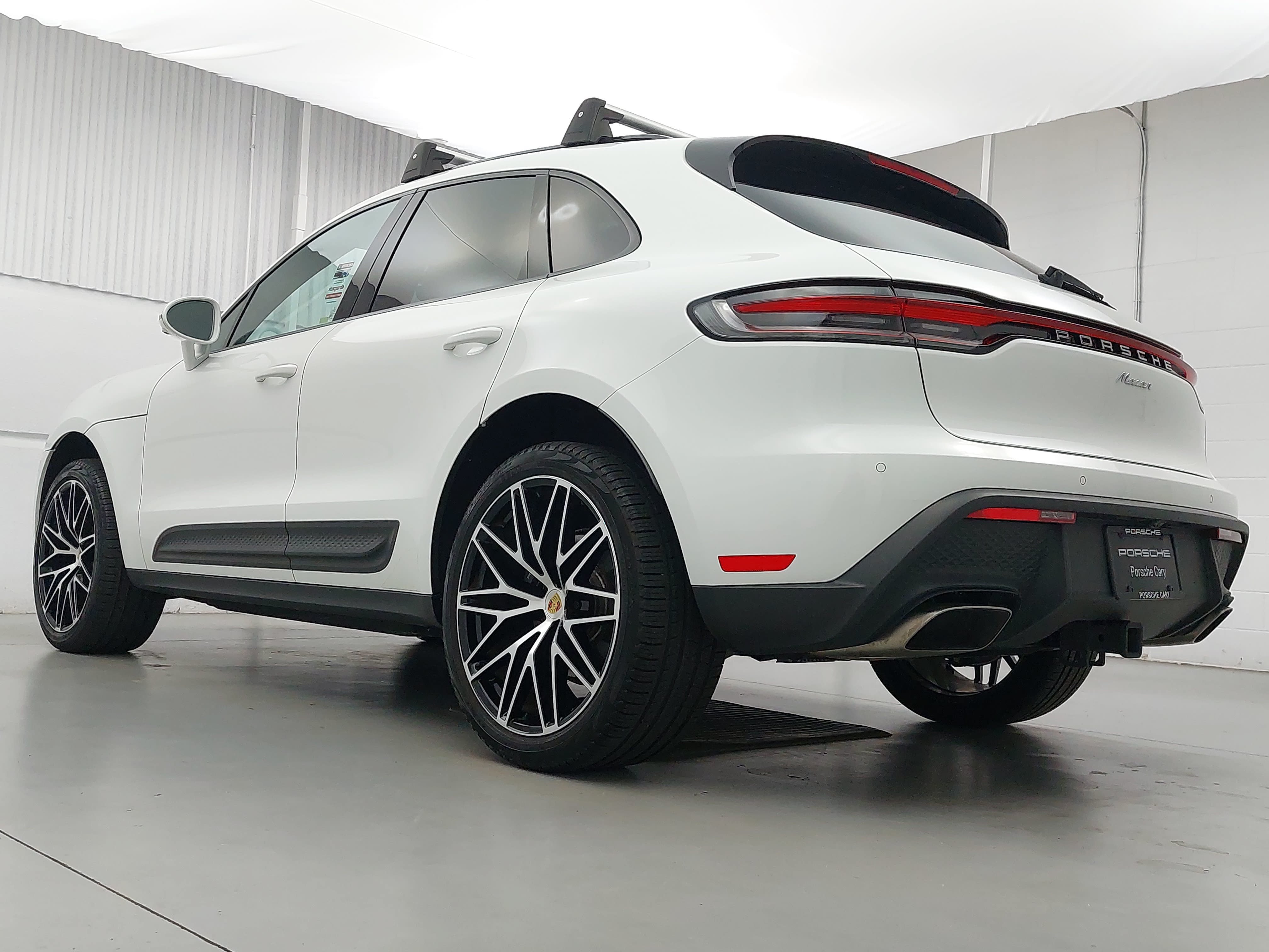 Certified 2025 Porsche Macan AWD/4WD image 3