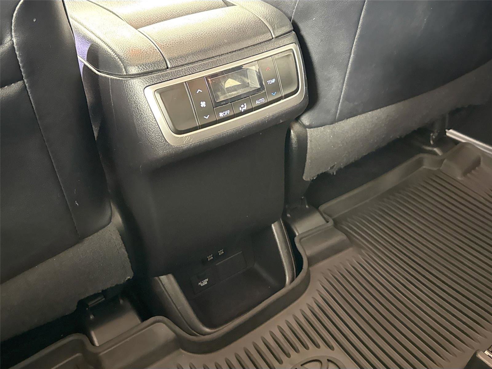 Used 2019 Toyota Highlander SE AWD/4WD image 35