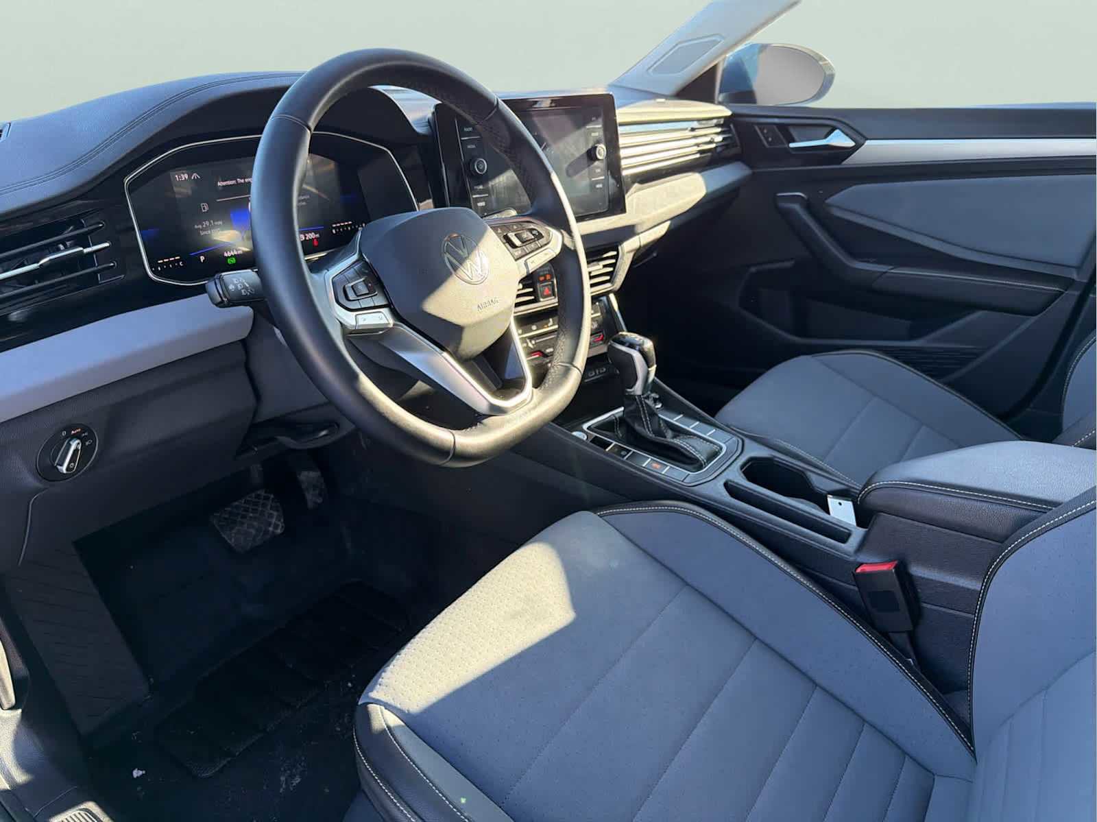 Certified 2025 Volkswagen Jetta SE image 9