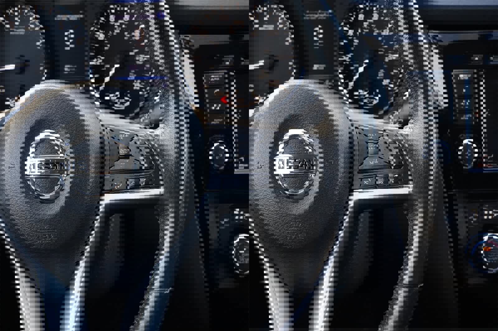 Used 2018 Nissan Rogue SV image 11