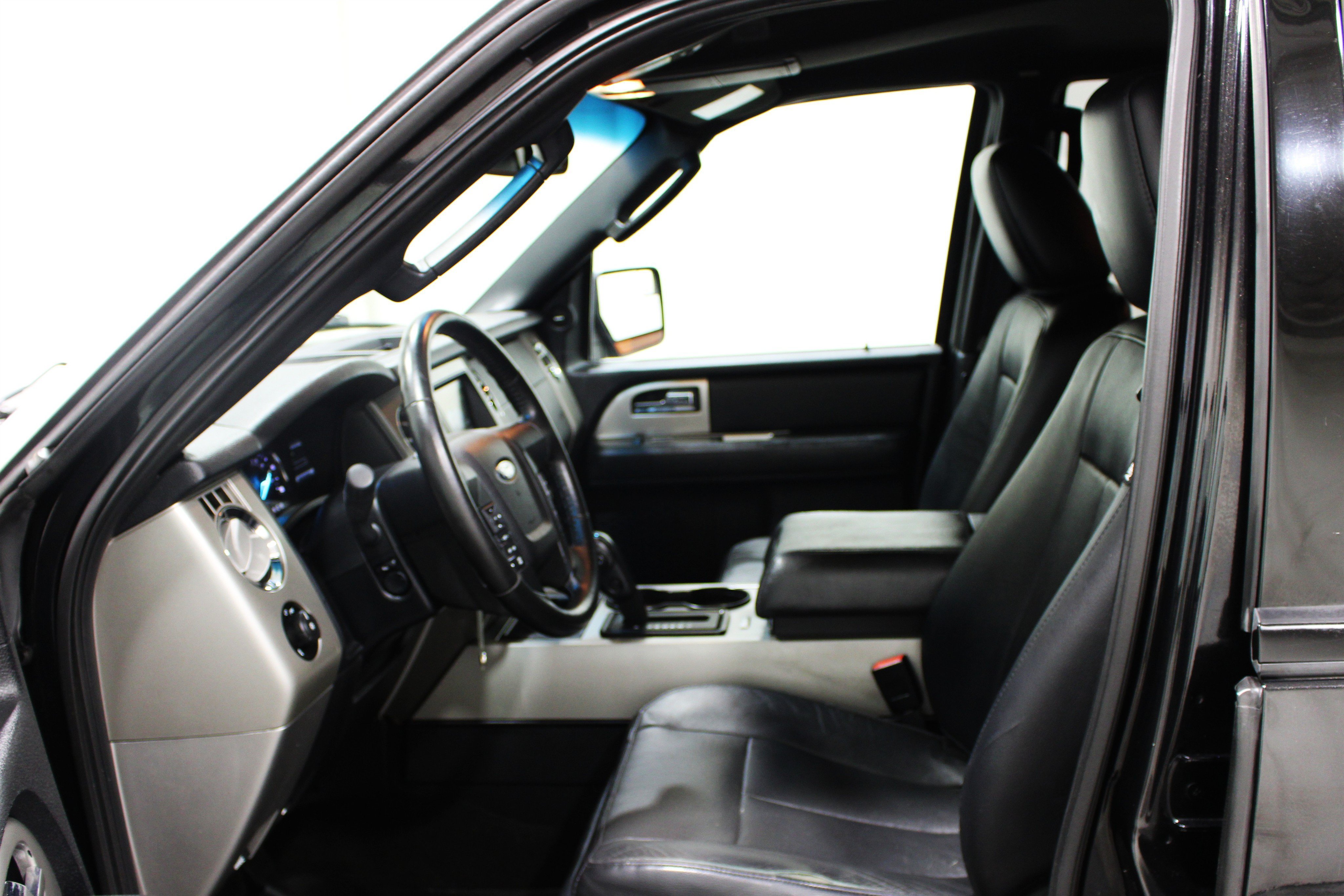 Used 2015 Ford Expedition EL XLT w/ Equipment Group 202A AWD/4WD image 3
