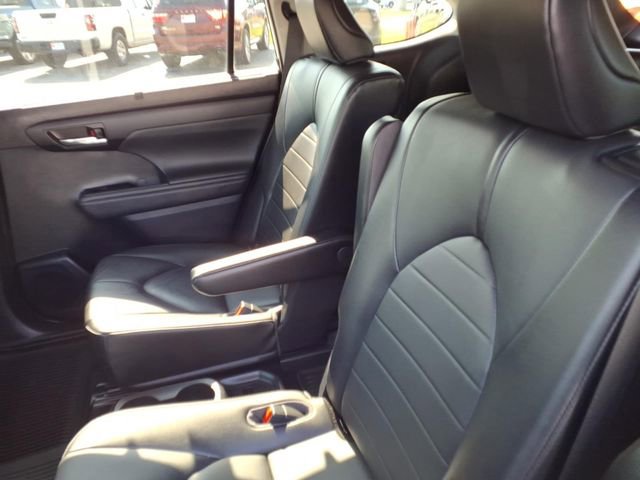 Used 2021 Toyota Highlander XLE AWD/4WD image 16