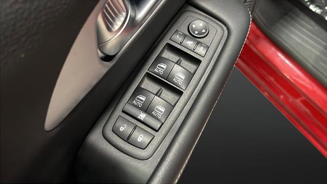 Used 2025 Chrysler Pacifica Limited image 25